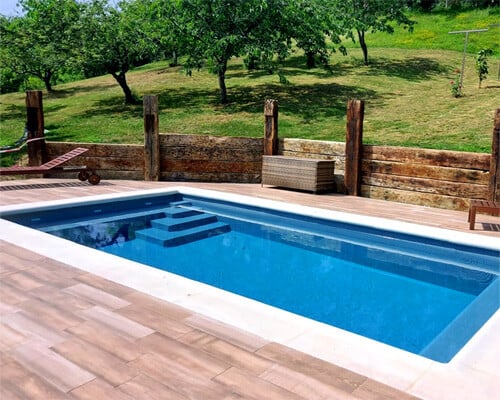 piscina-rectangular-con-banco-de-fibra-de-vidrio-y-poliester-3x6-de-color-gris-oscuro-para-enterrar-peninsula-de-coinpol